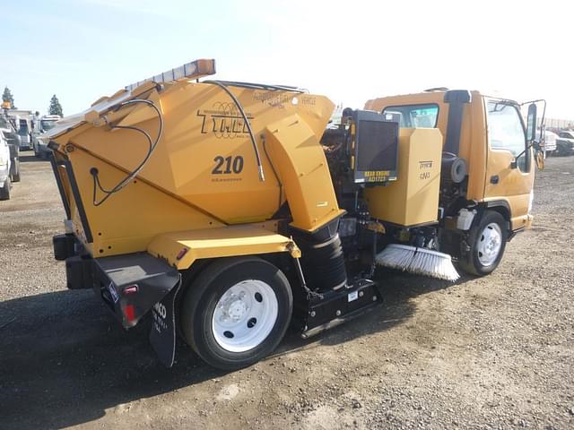 Image of Isuzu NPR equipment image 2