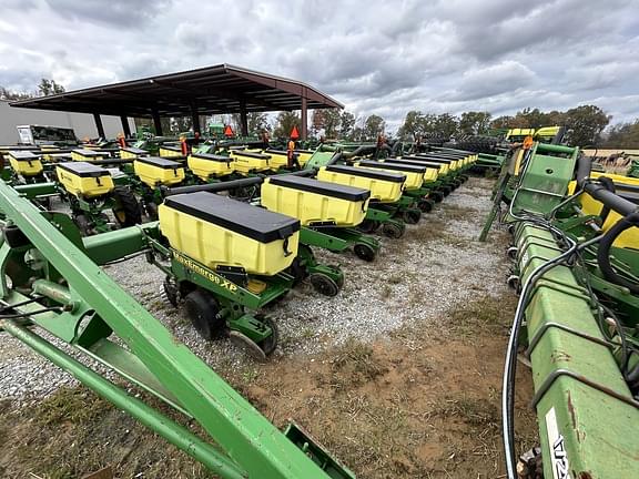 Image of John Deere 1720 equipment image 1