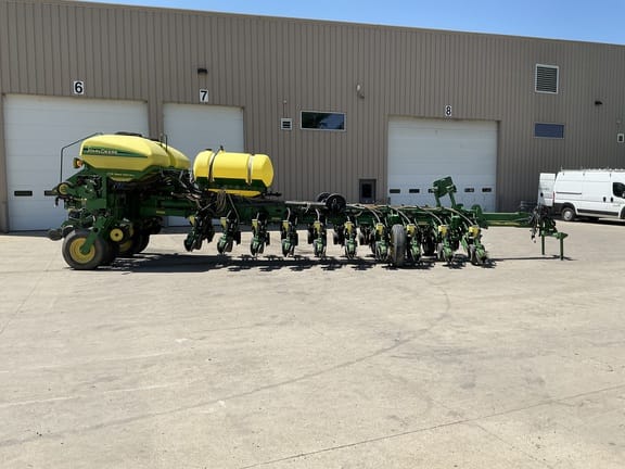 2007 John Deere 1770 Equipment Image0