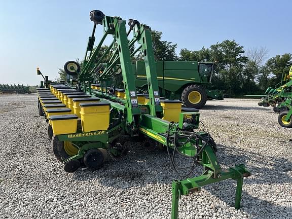 Image of John Deere 1770 equipment image 1