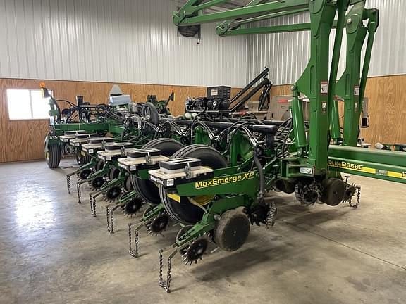 Image of John Deere 1770 equipment image 1