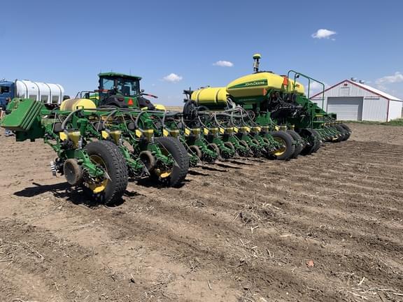 Image of John Deere 1770 equipment image 1