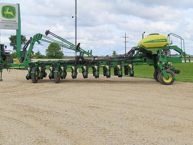 Image of John Deere 1770 equipment image 1