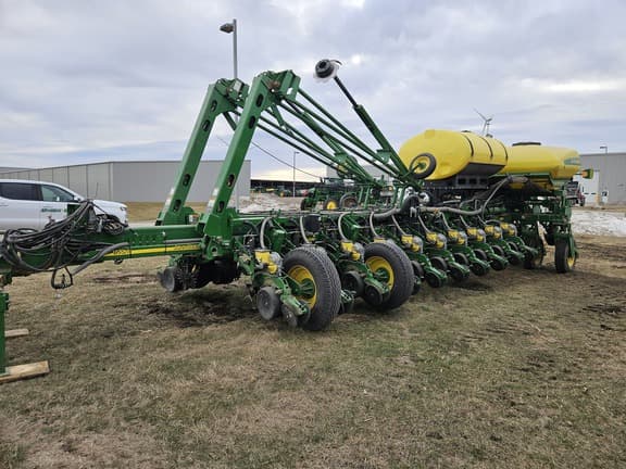 Image of John Deere 1770 equipment image 1