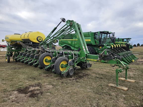 Image of John Deere 1770 equipment image 1