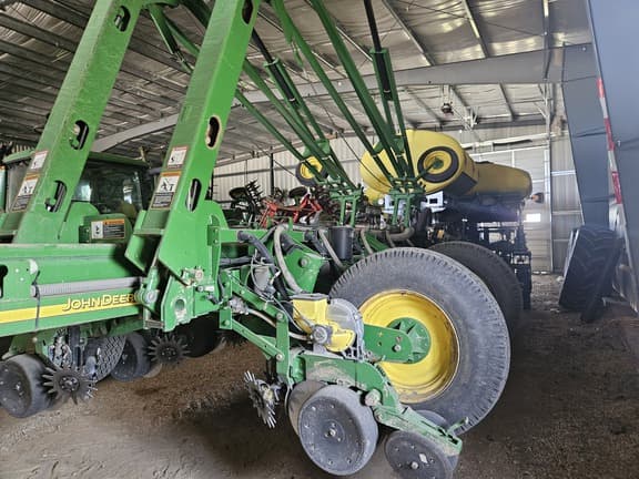 Image of John Deere 1770 equipment image 1
