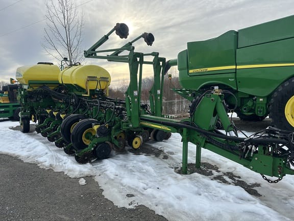 2007 John Deere 1770 Equipment Image0