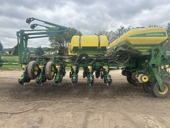 Image of John Deere 1770 equipment image 1