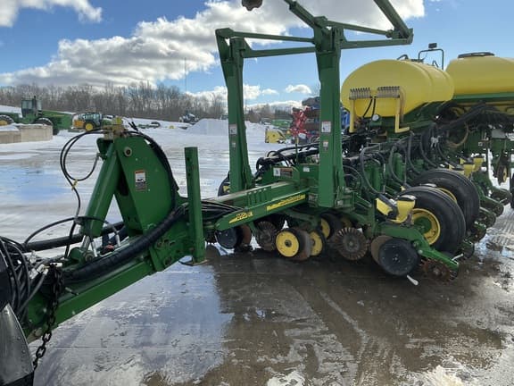 Image of John Deere 1770 equipment image 1