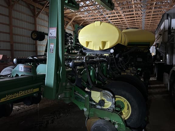 Image of John Deere 1770 equipment image 2