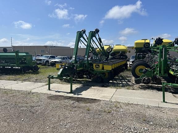 Image of John Deere 1770 equipment image 1