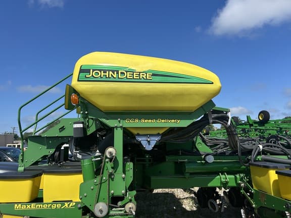 Image of John Deere 1770 equipment image 1