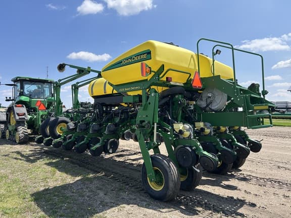 Image of John Deere 1770 equipment image 2