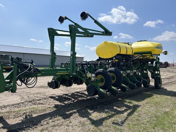 Image of John Deere 1770 equipment image 1