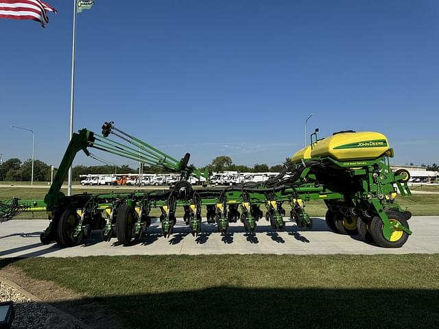 Image of John Deere 1770 equipment image 1