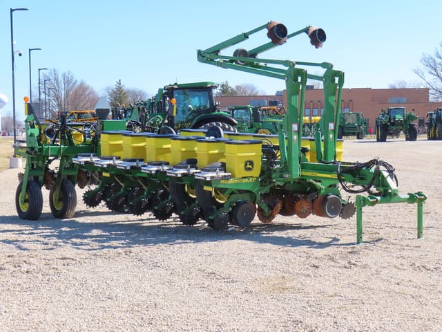 Image of John Deere 1770 equipment image 1