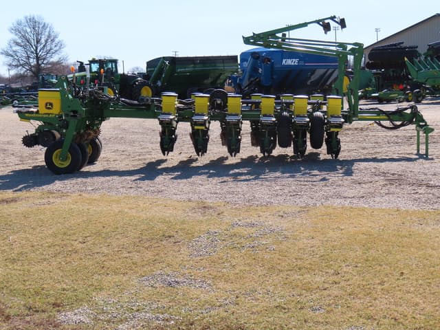 Image of John Deere 1770 equipment image 3