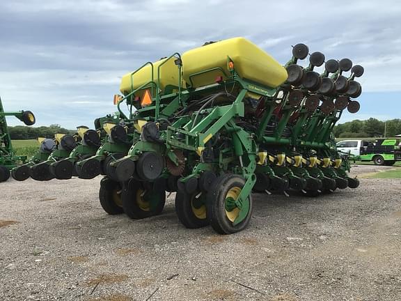 Image of John Deere 1790 equipment image 3