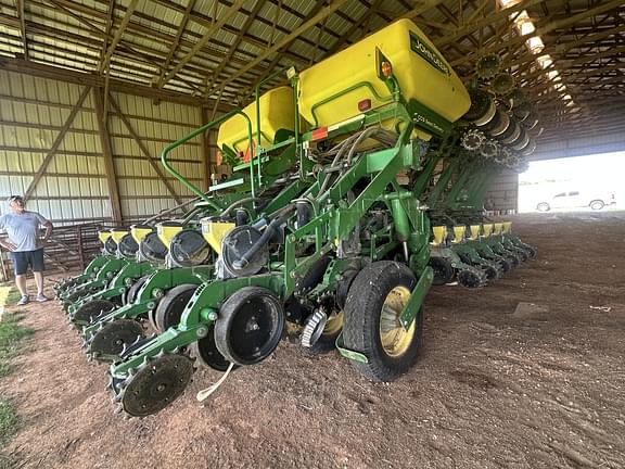 Image of John Deere 1790 equipment image 1