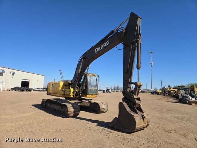 Image of John Deere 200D equipment image 2