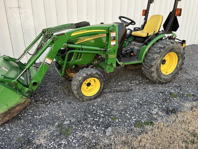 Image of John Deere 2520 equipment image 1