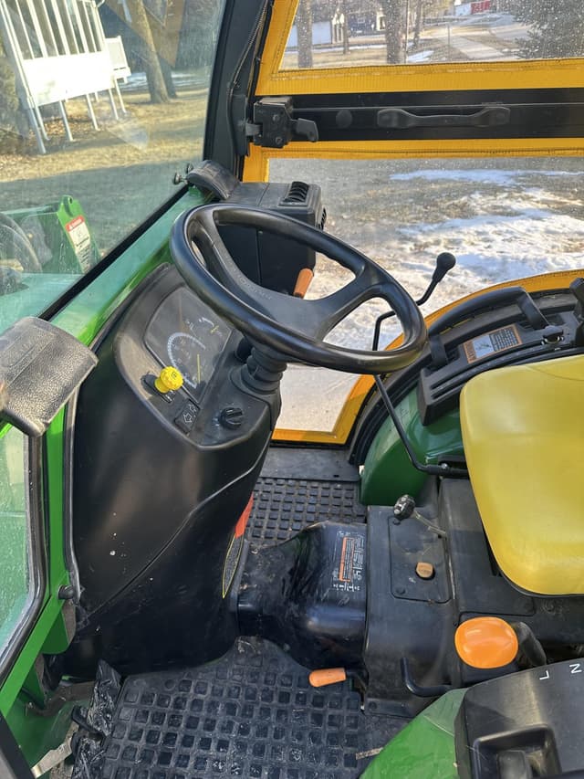 Image of John Deere 2520 equipment image 2
