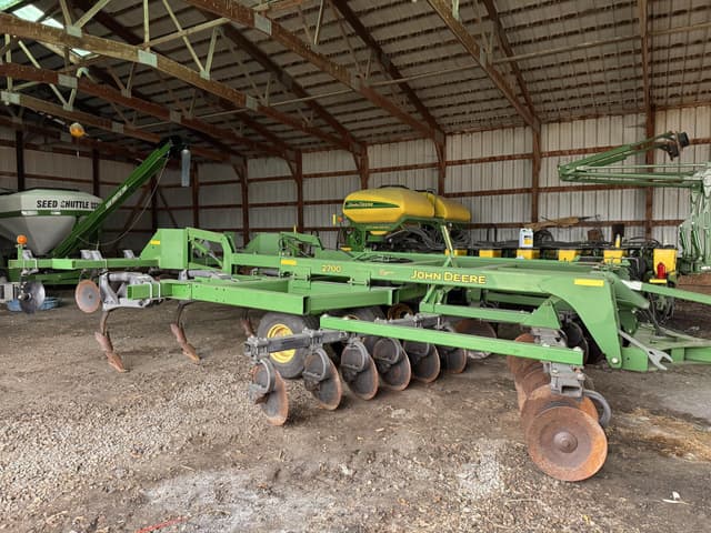 Image of John Deere 2700 equipment image 1