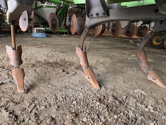 Image of John Deere 2700 equipment image 4