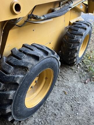 Image of John Deere 325 equipment image 4