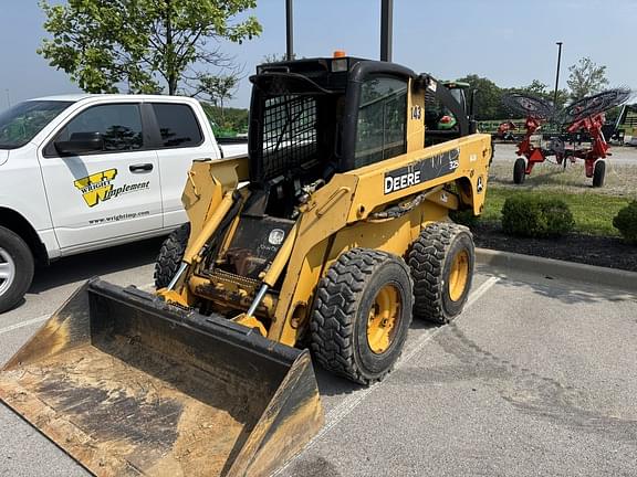 Image of John Deere 325 Primary image
