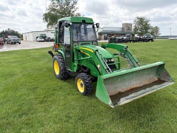 Image of John Deere 3320 equipment image 1