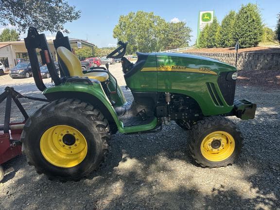 Image of John Deere 3320 equipment image 1