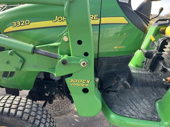 Image of John Deere 3320 equipment image 3