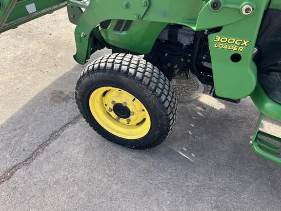Image of John Deere 3320 equipment image 2