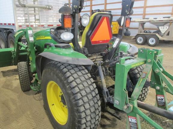 Image of John Deere 3320 equipment image 4