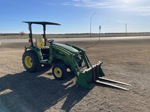 Image of John Deere 3320 equipment image 2