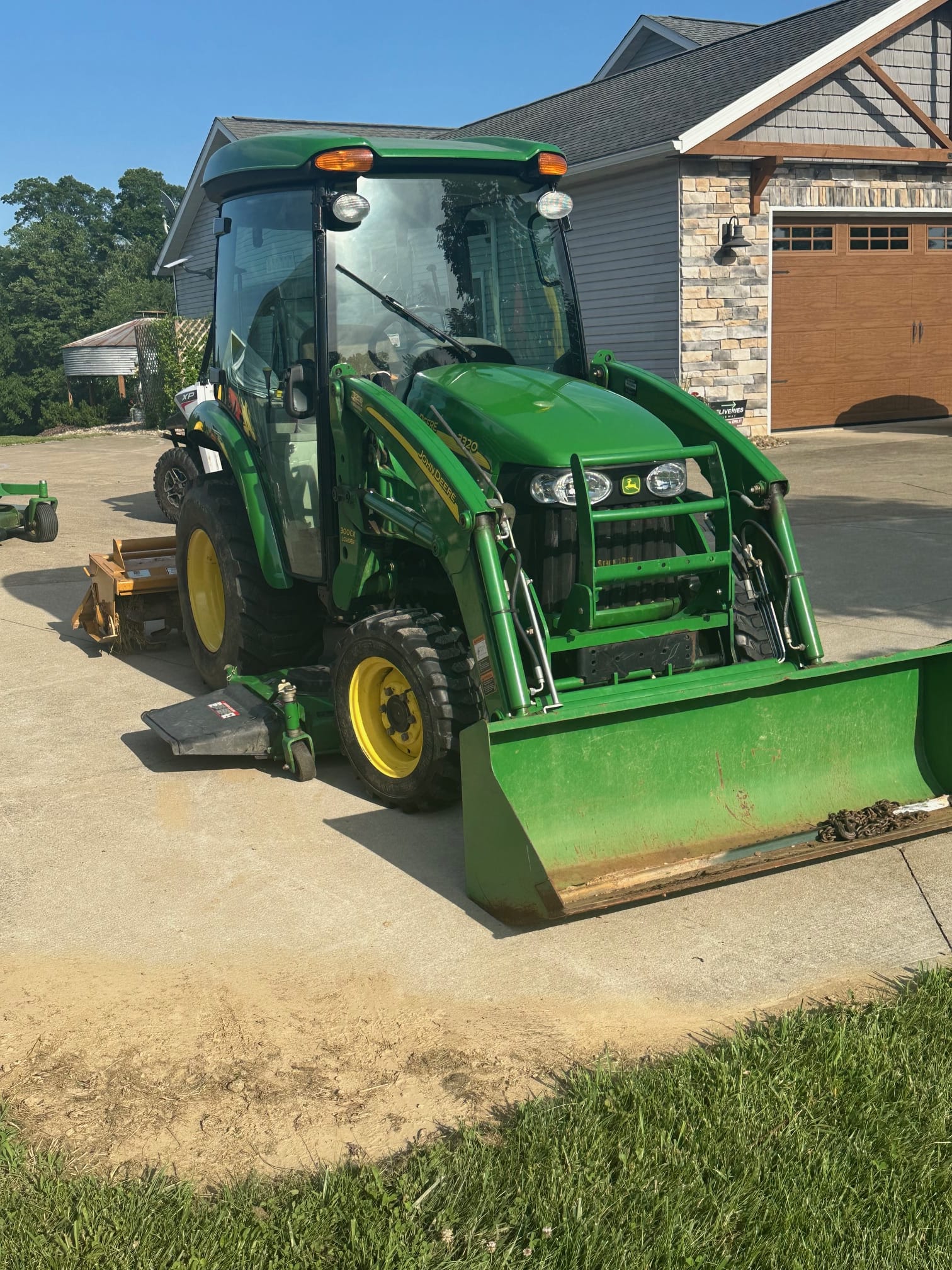 2007 John Deere 3320 Equipment Image0