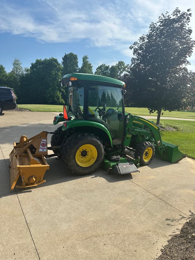 Image of John Deere 3320 equipment image 1
