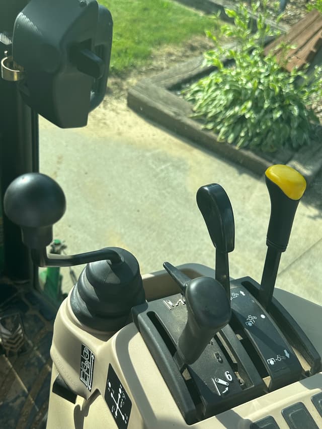 Image of John Deere 3320 equipment image 4