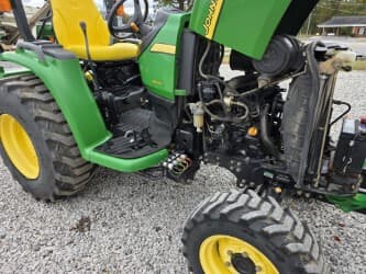 Image of John Deere 3320 equipment image 1