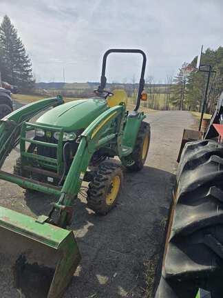 Image of John Deere 3520 Image 1