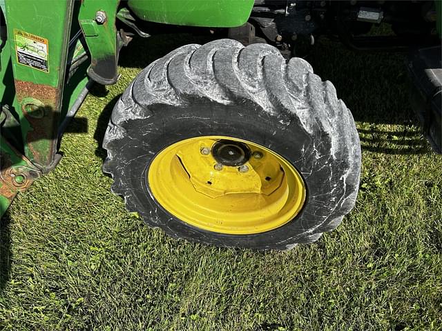 Image of John Deere 3520 equipment image 2