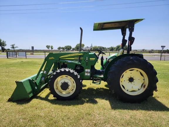 Image of John Deere 5205 equipment image 1