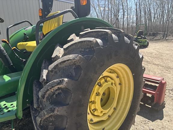 Image of John Deere 5425 equipment image 4