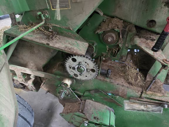 Image of John Deere 568 equipment image 3