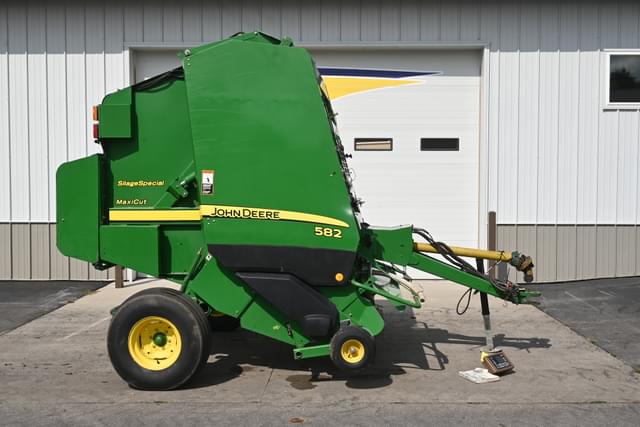 Image of John Deere 582 equipment image 1