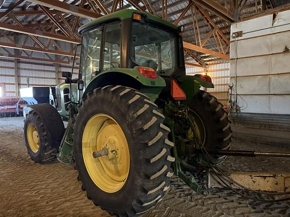 Image of John Deere 7230 equipment image 1