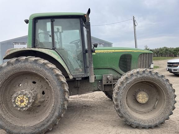 Image of John Deere 7320 equipment image 1
