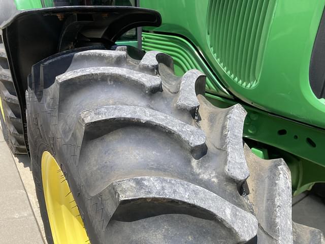Image of John Deere 7320 equipment image 2