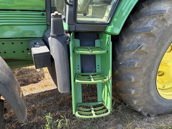Image of John Deere 7320 equipment image 4